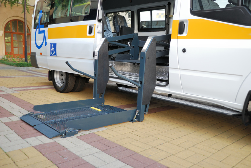 Service bus with a service ramp